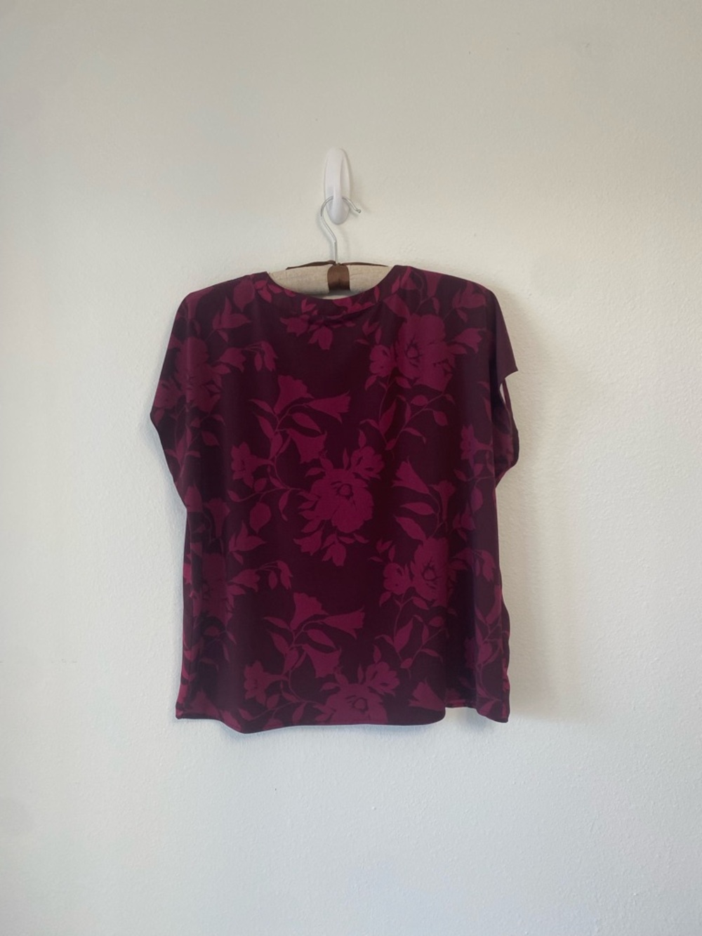 Floral V-Neck Size Large Floral Top in Pink - Picture 2 of 6